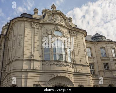Edificio storico con facciata barocca, elaborati rilievi e sculture sotto un cielo leggermente nuvoloso, Bratislava, Slovacchia, Europa Foto Stock