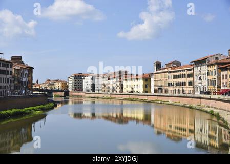 Pisa, Italia. 16 settembre 2023. Il fiume Arno attraversa la città di PSA, Italia, Europa Foto Stock