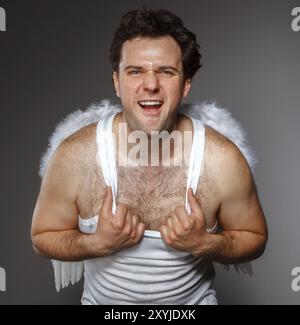 Il sig. Angelo con ali bianche. Crazy personaggio ritratto Foto Stock