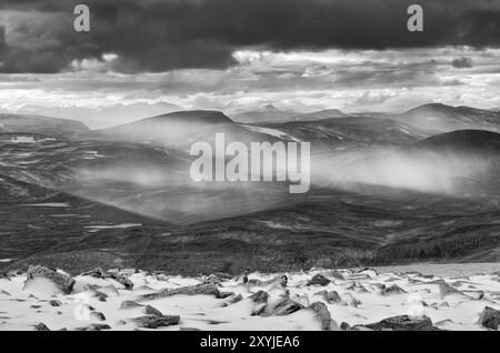 Doccia a pioggia serale nel Parco Nazionale Dovrefjell-Sunndalsfjella, Oppland Fylke, Norvegia, settembre 2011, Europa Foto Stock