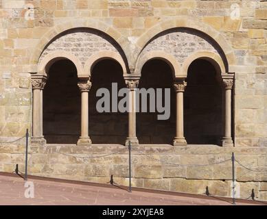 Da wikipedia: Il castello di Wartburg è un castello medievale situato su una collina alta 410 metri a sud-ovest della città di Eisenach in Turingia. Nel 1999, la guerra Foto Stock