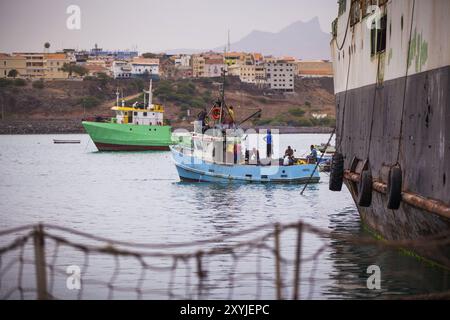 I pescatori salpano su una barca blu Foto Stock