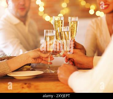 Calici di champagne nelle mani delle persone. Concetto di festa o di celebrazione. Primo piano Foto Stock