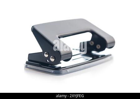 Perforatrice per ufficio nera isolata su sfondo bianco. Foto Stock
