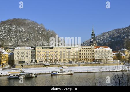 Vista di Bad Schandau con l'Hotel Elbresidenz in inverno, Bad Schandau nella svizzera sassone in inverno Foto Stock