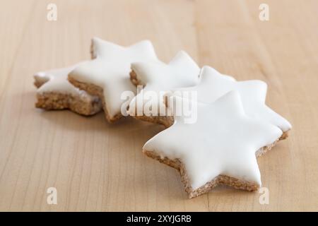 Stelle di cannella su un tavolo di legno, sdraiate Foto Stock