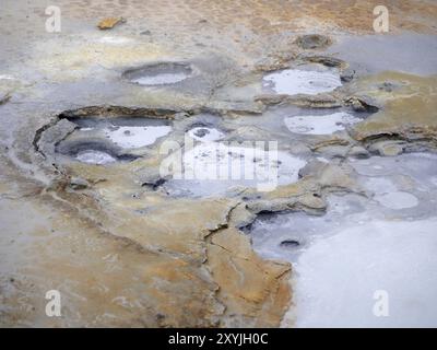 Campo solfatar di Seltun nel sistema vulcanico Krysuvik nel sud della penisola di Reykjanes in Islanda Foto Stock