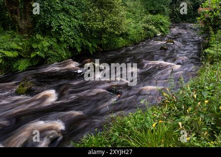 Immagine di mezmerising acqua fluviale veloce, dopo una tempesta nel Lake District Foto Stock