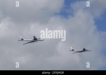 Due aerei militari che volano in formazione attraverso il cielo nuvoloso, san pietroburgo, Mar baltico, russia Foto Stock