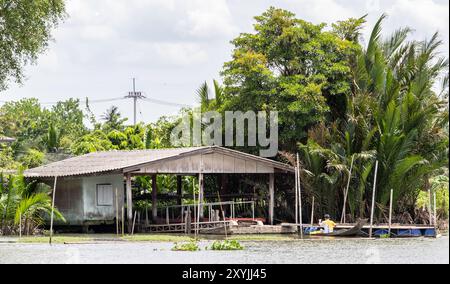 Casa dal fiume Foto Stock