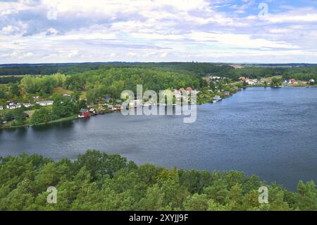 Vista di Cracovia al mattino. Paesaggio dei laghi con fitte foreste sulla riva. Località di villeggiatura in germania. Foto della natura Foto Stock