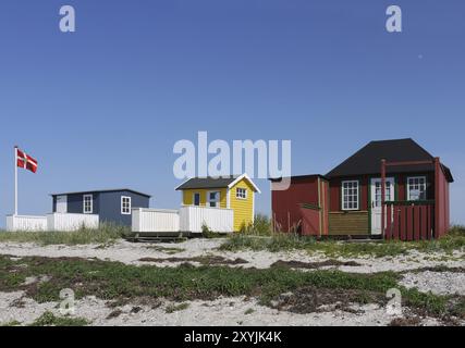 Colorate capanne sulla spiaggia sull'isola danese di Aero nel Mar Baltico. Capanne colorate sulla spiaggia in Danimarca Foto Stock