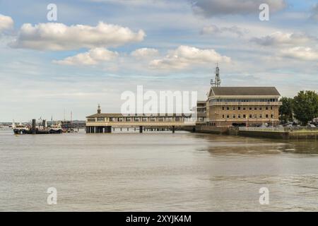 Gravesend, Kent, Inghilterra, Regno Unito, 23 settembre, 2017: vista sul fiume Tamigi e sul Royal Terrace Pier Foto Stock