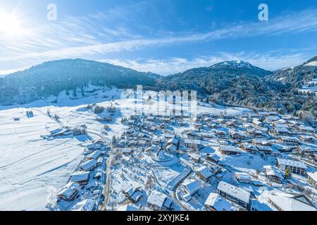 Neve e sole nella regione di Hörnerdörfer vicino a Obermaiselstein nella Oberallgäu invernale Foto Stock