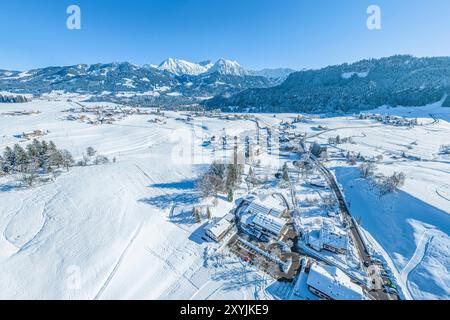 Neve e sole nella regione di Hörnerdörfer vicino a Obermaiselstein nella Oberallgäu invernale Foto Stock