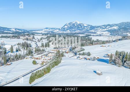 Neve e sole nella regione di Hörnerdörfer vicino a Obermaiselstein nella Oberallgäu invernale Foto Stock