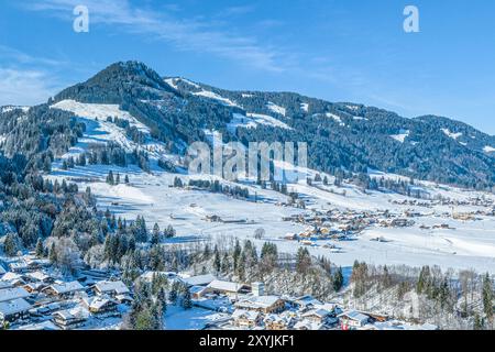 Neve e sole nella regione di Hörnerdörfer vicino a Obermaiselstein nella Oberallgäu invernale Foto Stock