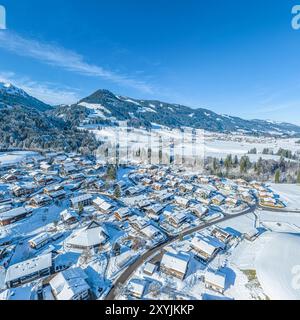 Neve e sole nella regione di Hörnerdörfer vicino a Obermaiselstein nella Oberallgäu invernale Foto Stock