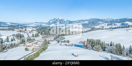 Neve e sole nella regione di Hörnerdörfer vicino a Obermaiselstein nella Oberallgäu invernale Foto Stock