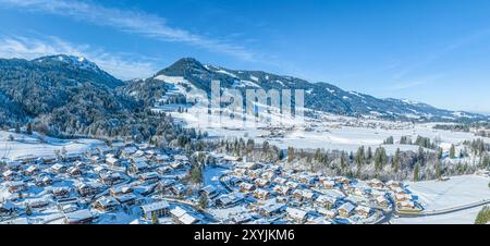 Neve e sole nella regione di Hörnerdörfer vicino a Obermaiselstein nella Oberallgäu invernale Foto Stock