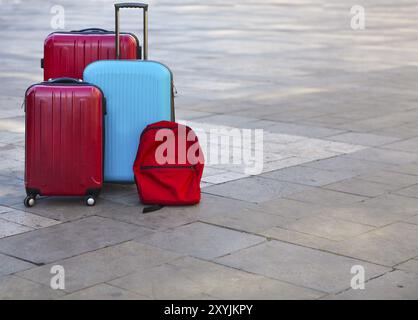 Bagagli costituito da tre grandi valigie e zaino di viaggio su strada. Vacanze e viaggi concept Foto Stock