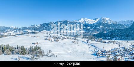 Neve e sole nella regione di Hörnerdörfer vicino a Obermaiselstein nella Oberallgäu invernale Foto Stock