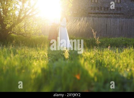 Giovane coppia felice insieme mano nella mano in sunset. Close up Foto Stock