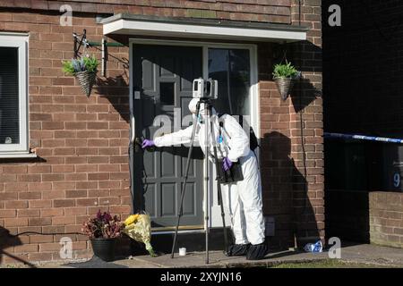 Lovett Avenue, Oldbury, 30 agosto 2024 - la polizia di West Midlands ha avviato un'indagine per omicidio dopo che un ragazzo di 13 anni è stato pugnalato a morte in una casa in Lovett Avenue a Oldbury, West Midlands il giovedì sera. Gli agenti hanno chiuso la strada e la casa dove i residenti hanno visto i flash delle telecamere provenienti dall'interno della proprietà mentre gli agenti forensi hanno esaminato le prove. Abbiamo avviato un'indagine per omicidio dopo che un adolescente e' stato pugnalato a morte ad un indirizzo di Oldbury. Siamo stati chiamati ieri (29 agosto) in un albergo in Lovett Avenue verso le 16.00. Il 13-Year-o Foto Stock