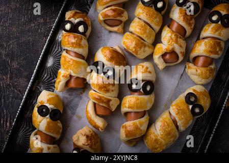 Cibo di Halloween. Ssalsiccia in forma di mummie Foto Stock