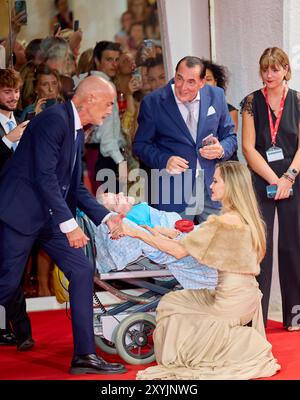 Venezia, Italia. 29 agosto 2024. 81° Mostra cinematografica di Venezia a Venezia, Italia, il 29 agosto 2024. Anteprima di "Maria" Angelina JOLIE, con una fan del cinema gravemente disabile - 20240829 PD13582 crediti: APA-PictureDesk/Alamy Live News Foto Stock