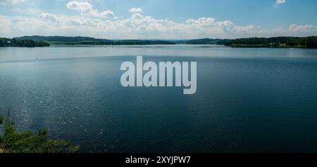 Lago Talsperre Pohl con campagna ondulata intorno alla città di Plauen in Germania durante la primavera Foto Stock