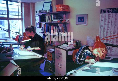 Un dipartimento creativo dell'agenzia pubblicitaria londinese nello Strand intorno al 1982 Foto Stock