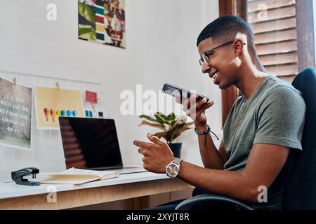 Uomo, telefonata e altoparlante con sorriso, ufficio e contatto con il networking mobile dell'azienda. Persona, grafico e smartphone con occhiali Foto Stock