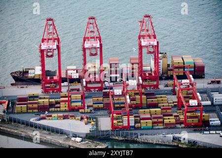 Un drone di spedizioni e container presso Seaforth Docks, Liverpool, Merseyside, Inghilterra nord-occidentale, Regno Unito Foto Stock