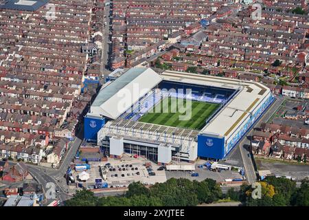 Un drone di Goodison Park, sede dell'Everton Football Club, che mostra le case sulla terrazza circostanti, Liverpool, Merseyside, Inghilterra nord-occidentale, Regno Unito Foto Stock