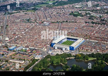 Un drone di Goodison Park, sede dell'Everton Football Club, che mostra le case sulla terrazza circostanti, Liverpool, Merseyside, Inghilterra nord-occidentale, Regno Unito Foto Stock