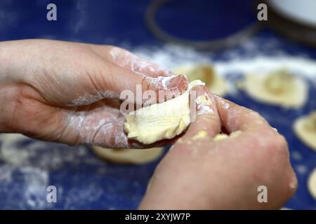 Processo di preparazione di gnocchi con le braccia in primo piano Foto Stock