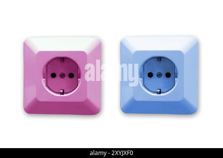 Prese elettriche rosa e blu su sfondo bianco Foto Stock