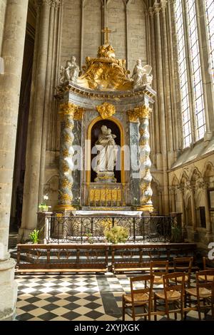 Statua di San Giuseppe, 1833 pala d'altare di Jean-Baptiste Dupuis. Cattedrale di Amiens Foto Stock