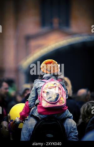 La bambina è portata sulle spalle di suo padre Foto Stock