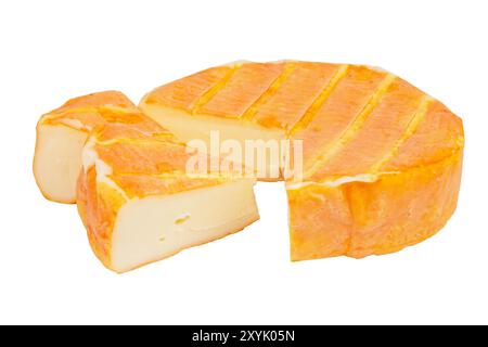 Formaggio brie o camambert isolato su fondo bianco. Foto Stock