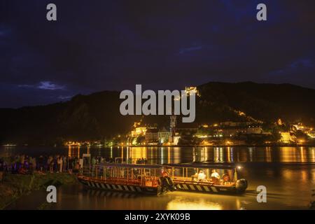 Traghetto per persone e biciclette da Rossatz e dietro Duernstein di fronte ai fuochi d'artificio per il solstizio, Rossatz-Arnsdorf, bassa Austria, Austria, Euro Foto Stock