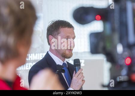 Il ministro Michael Kretschmer partecipa all'inaugurazione di un forno a forgiatura a idrogeno presso l'impianto di forgiatura di Groeditz e dà una W Foto Stock