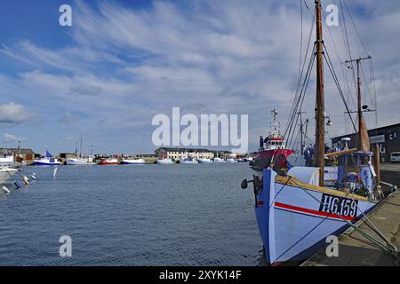 Un porto con barche da pesca, cielo blu e nuvole sullo sfondo, Hirtshals, Jutland, Danimarca, Europa Foto Stock