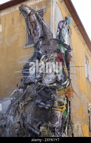 Punto di riferimento, Street art, graffiti, scultura Half Rabbit, artista Arturo Bordalo alias Bordalo II, Vila Nova de Gaia, quartiere di Porto, Portogallo, Europa Foto Stock