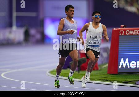 Agosto 30 2024: Rosbil Guillen del Perù in azione nella finale maschile 5000m - T11 durante i Giochi Paralimpici di Parigi 2024 allo Stade de France, Parigi, Francia. Ulrik Pedersen/CSM. (Immagine di credito: © Ulrik Pedersen/Cal Sport Media) Foto Stock