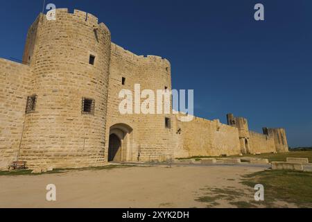 La porta est delle antiche mura della città di Aigues Mortes nel sud della Francia. Orizzontale Foto Stock