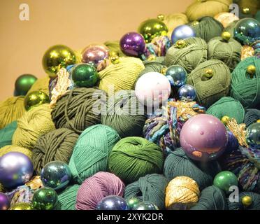 Decorazione natalizia. Filo colorato e sfere di vetro sotto la luce Foto Stock