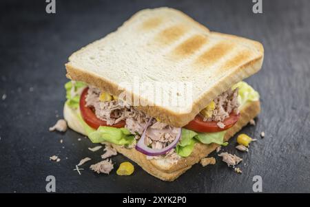 Lastra di ardesia con panino tonno appena fatto (messa a fuoco selettiva, primo piano) Foto Stock