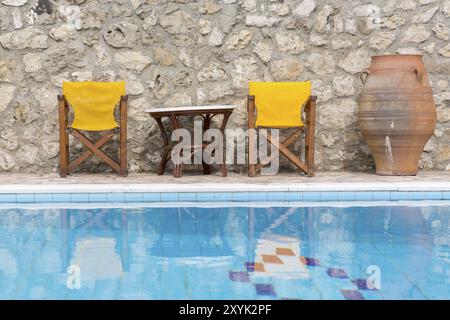 Piscina con tavolo e sedie Foto Stock